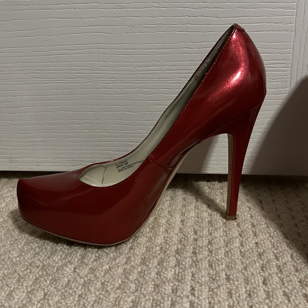 BCBG red sexy heel!!